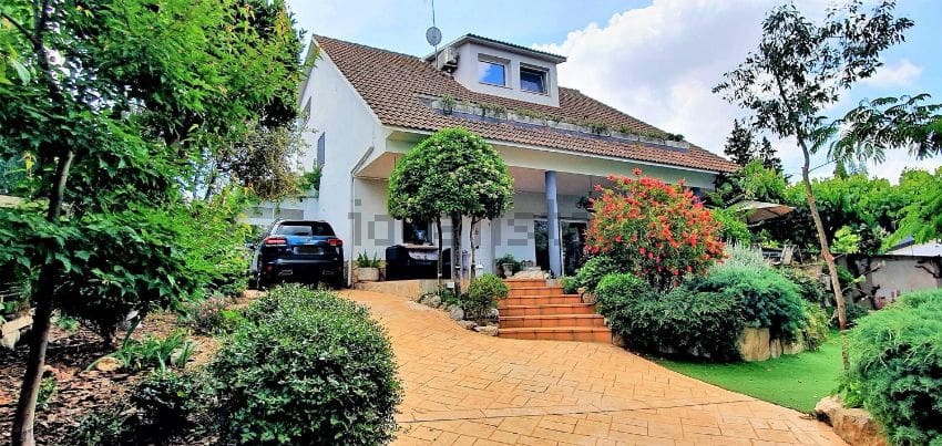 Chalet de 4 habitaciones en Mediona en venta con piscina - 700.000 € (Ref: 9479465)