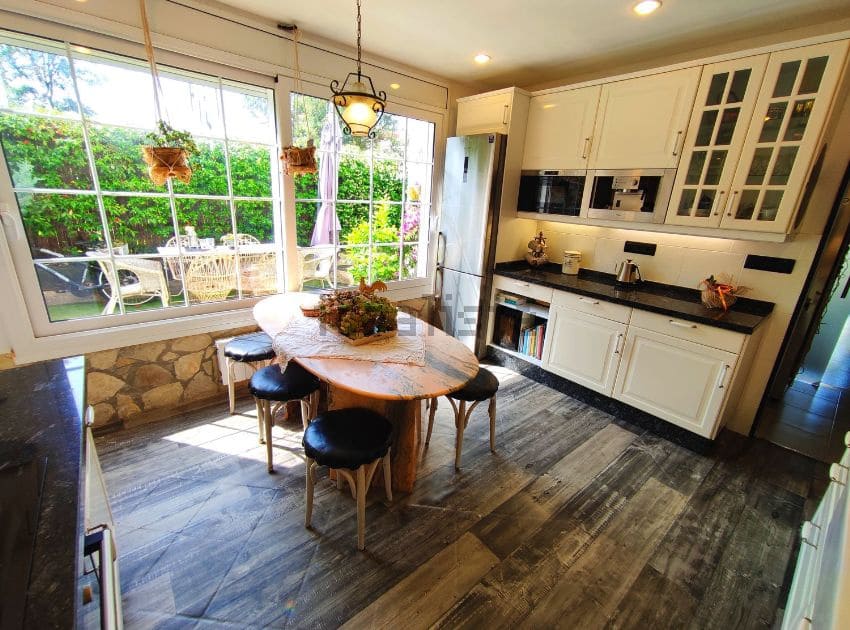 Chalet de 4 habitaciones en Mediona en venta con piscina - 700.000 € (Ref: 9479465)