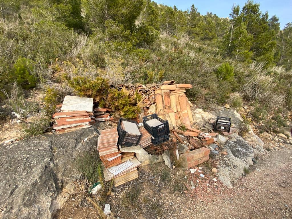 Grunde uden byggetilladelser til salg i Pratdip - € 120.000 (Ref: 9479471)