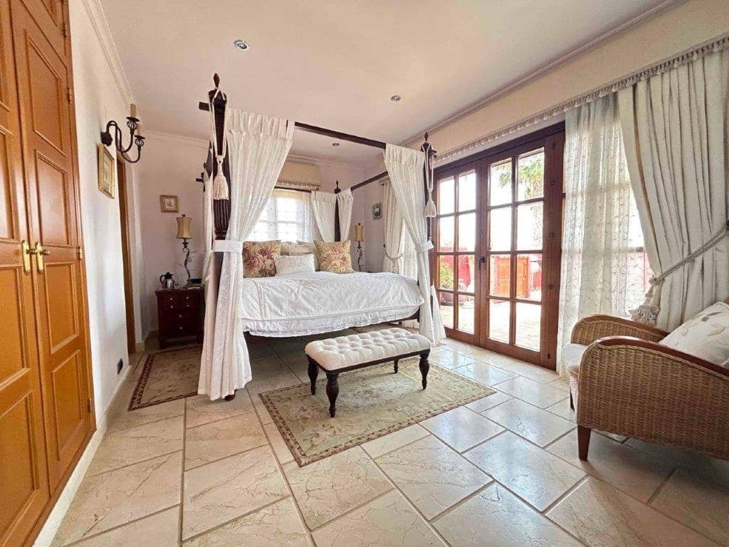 4 bedroom Villa for sale in Las Cunas with pool - € 795,000 (Ref: 9479499)