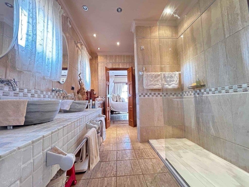 4 bedroom Villa for sale in Las Cunas with pool - € 795,000 (Ref: 9479499)