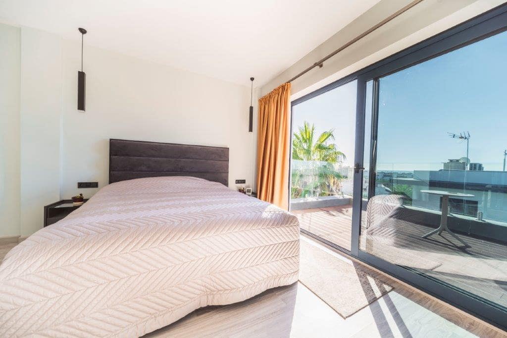 5 bedroom Villa for sale in Calahonda with pool - € 1,400,000 (Ref: 9479518)