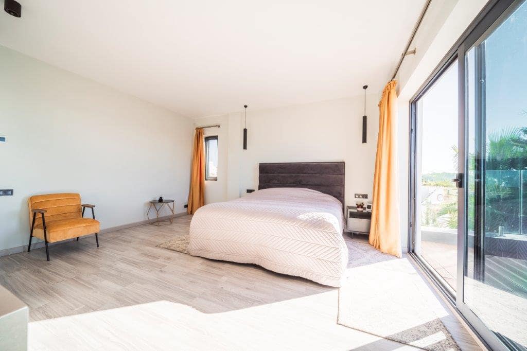 5 bedroom Villa for sale in Calahonda with pool - € 1,400,000 (Ref: 9479518)