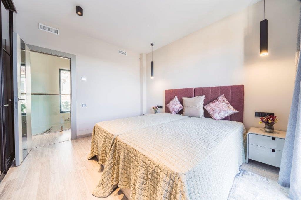 5 bedroom Villa for sale in Calahonda with pool - € 1,400,000 (Ref: 9479518)