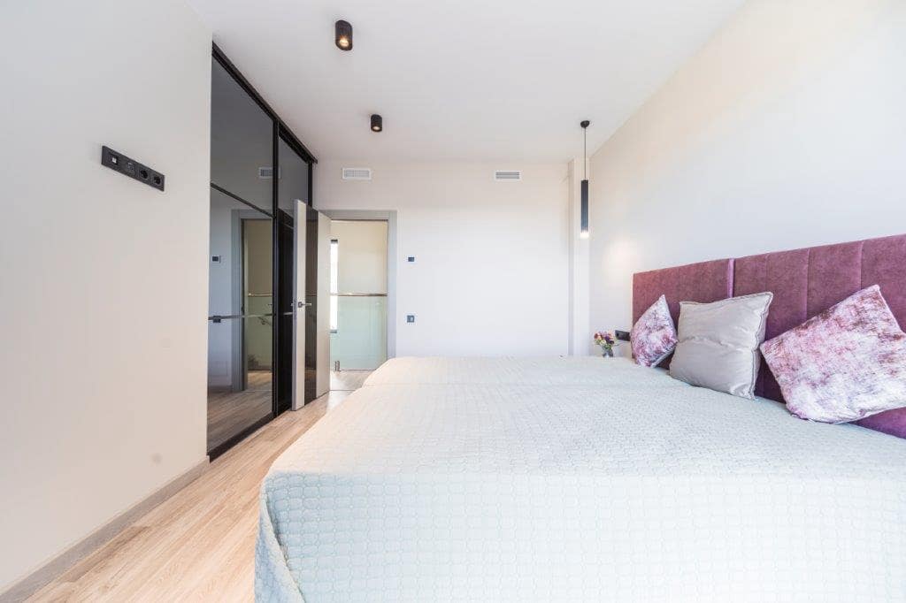 5 bedroom Villa for sale in Calahonda with pool - € 1,400,000 (Ref: 9479518)