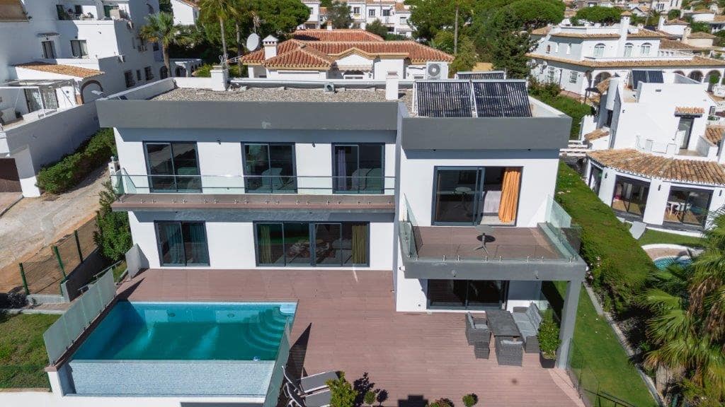 5 bedroom Villa for sale in Calahonda with pool - € 1,400,000 (Ref: 9479518)