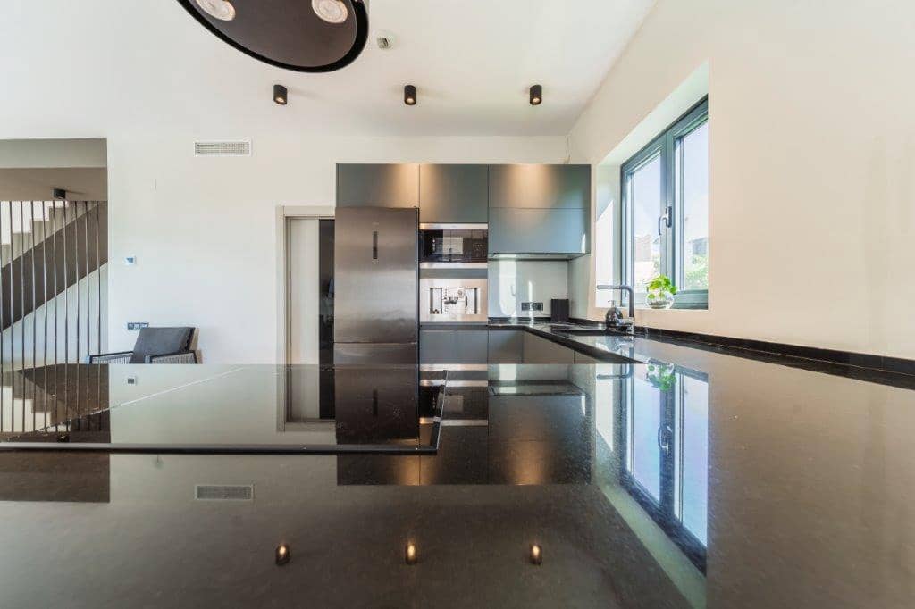 5 bedroom Villa for sale in Calahonda with pool - € 1,400,000 (Ref: 9479518)