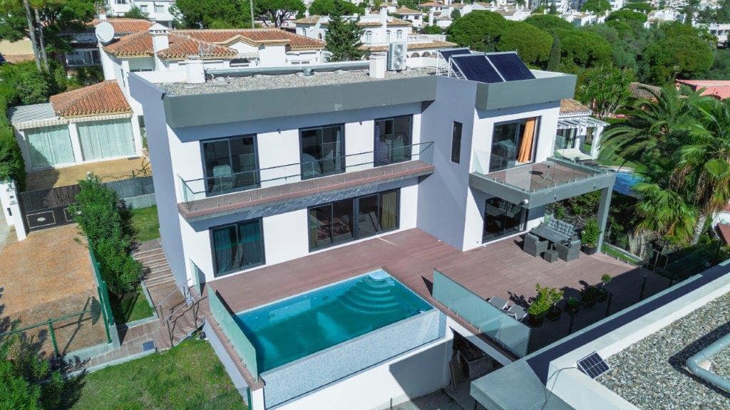5 bedroom Villa for sale in Calahonda with pool - € 1,400,000 (Ref: 9479518)