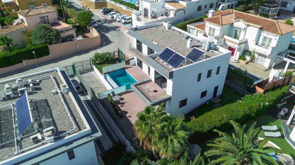 5 bedroom Villa for sale in Calahonda with pool - € 1,400,000 (Ref: 9479518)