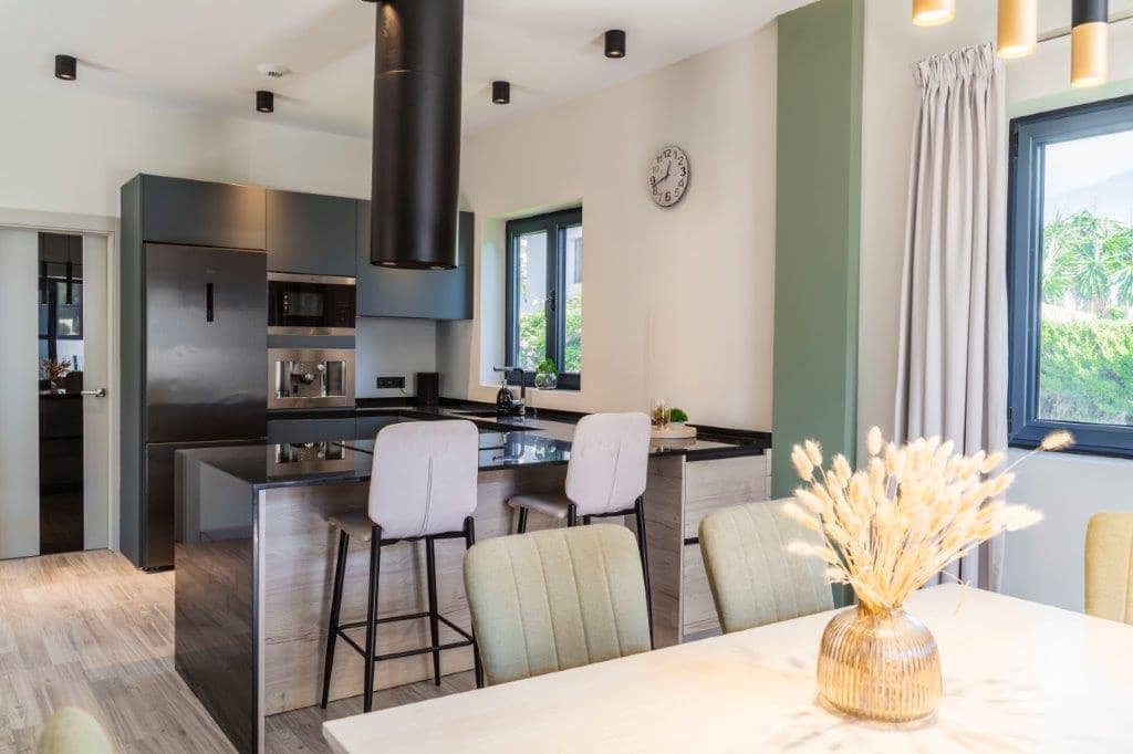 5 bedroom Villa for sale in Calahonda with pool - € 1,400,000 (Ref: 9479518)