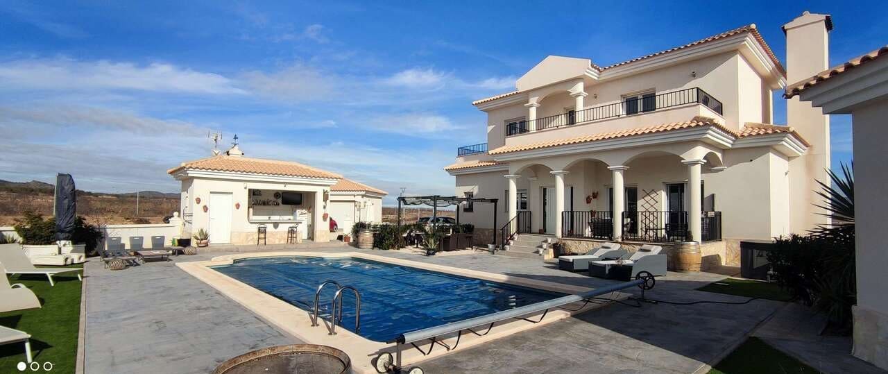 4 bedroom Villa for sale in Pinoso with pool - € 475,000 (Ref: 9479549)