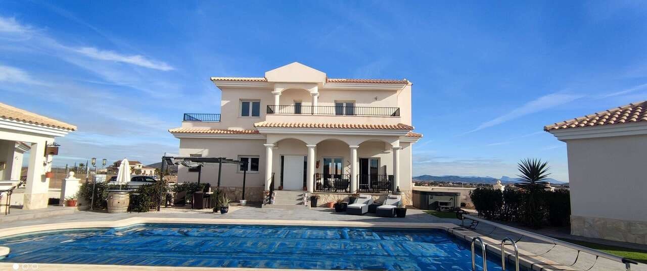 4 bedroom Villa for sale in Pinoso with pool - € 475,000 (Ref: 9479549)
