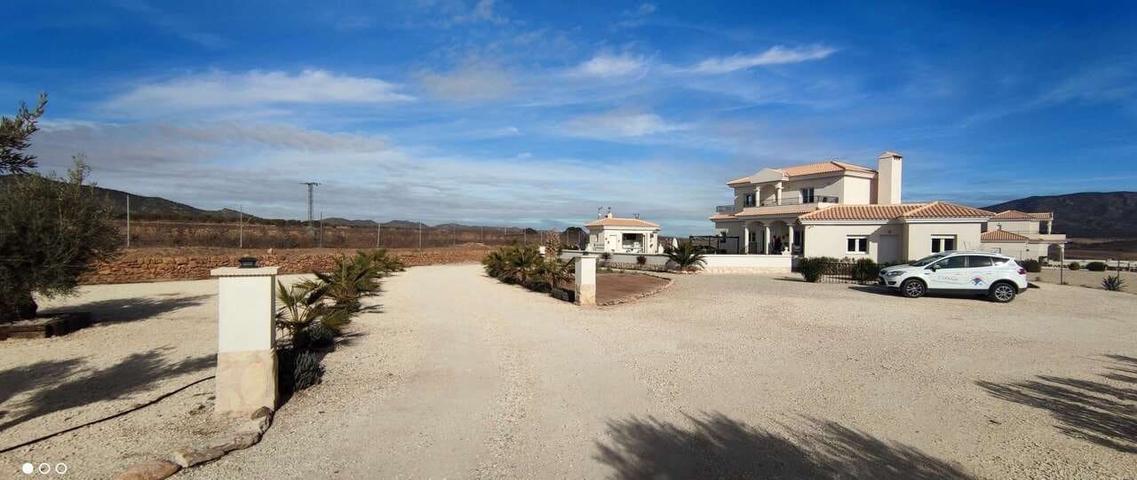 4 bedroom Villa for sale in Pinoso with pool - € 475,000 (Ref: 9479549)