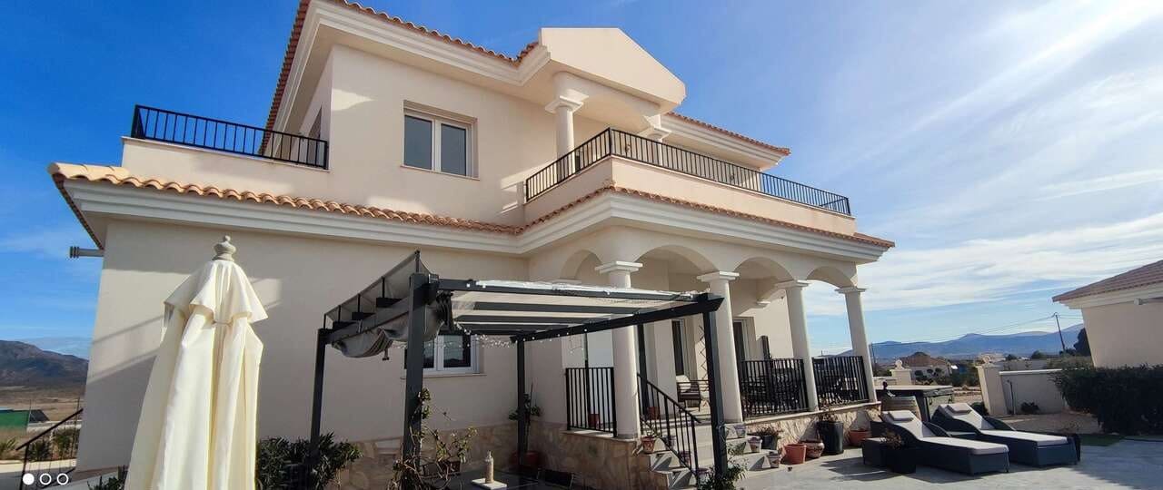4 bedroom Villa for sale in Pinoso with pool - € 475,000 (Ref: 9479549)