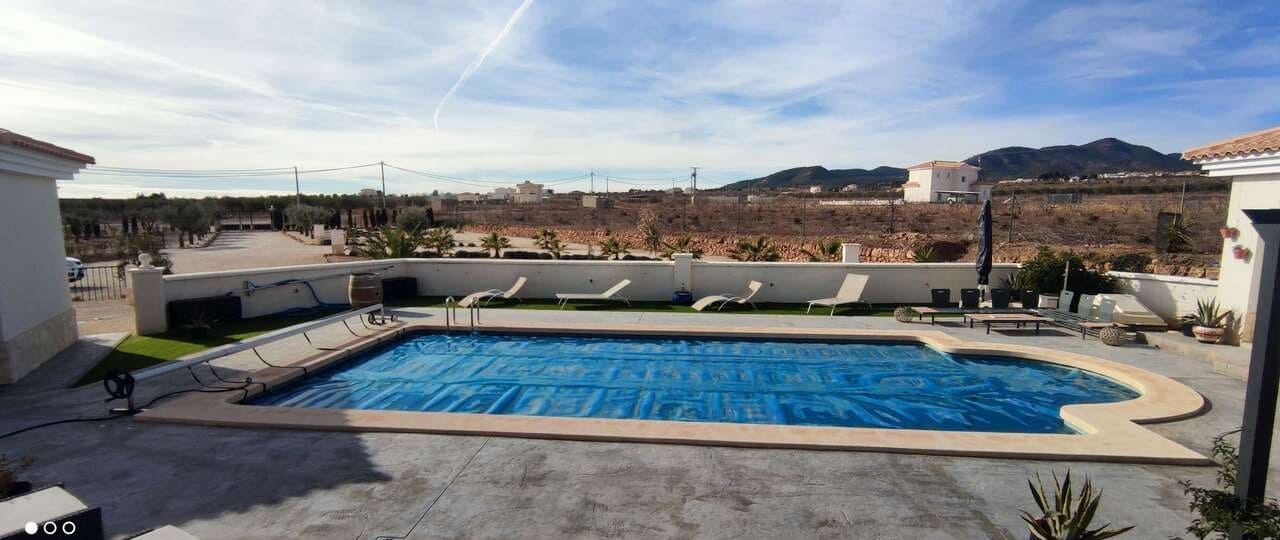 4 bedroom Villa for sale in Pinoso with pool - € 475,000 (Ref: 9479549)