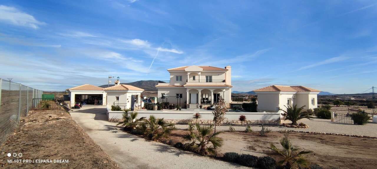 4 bedroom Villa for sale in Pinoso with pool - € 475,000 (Ref: 9479549)