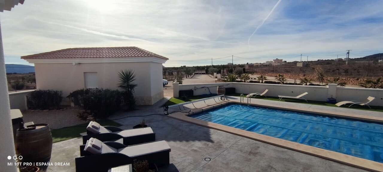 4 bedroom Villa for sale in Pinoso with pool - € 475,000 (Ref: 9479549)