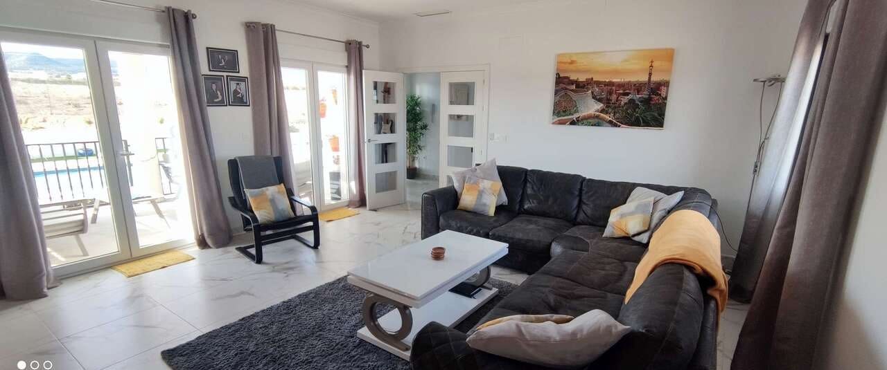 4 bedroom Villa for sale in Pinoso with pool - € 475,000 (Ref: 9479549)