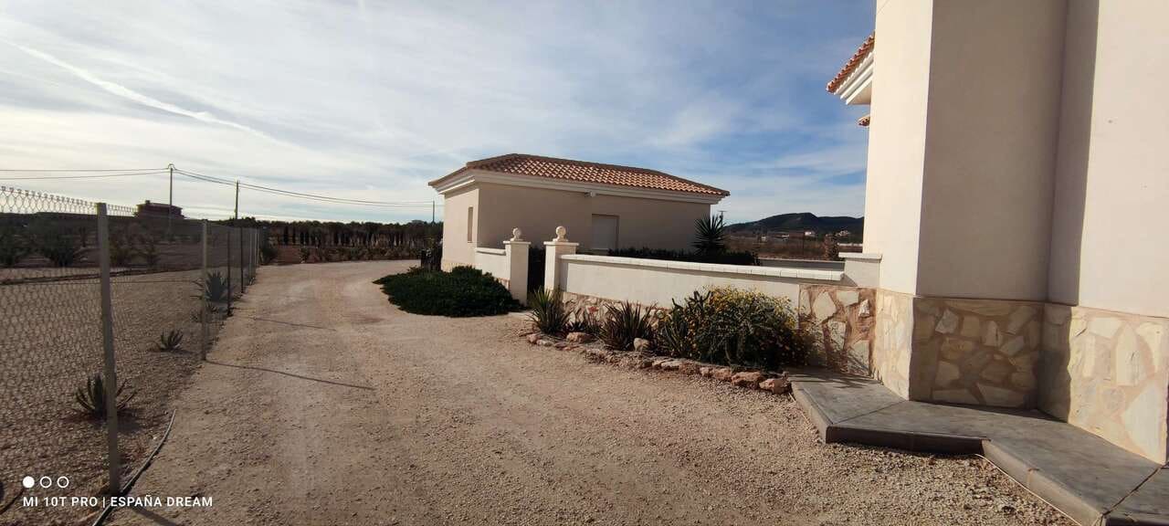 4 bedroom Villa for sale in Pinoso with pool - € 475,000 (Ref: 9479549)