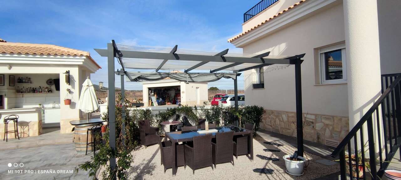4 bedroom Villa for sale in Pinoso with pool - € 475,000 (Ref: 9479549)