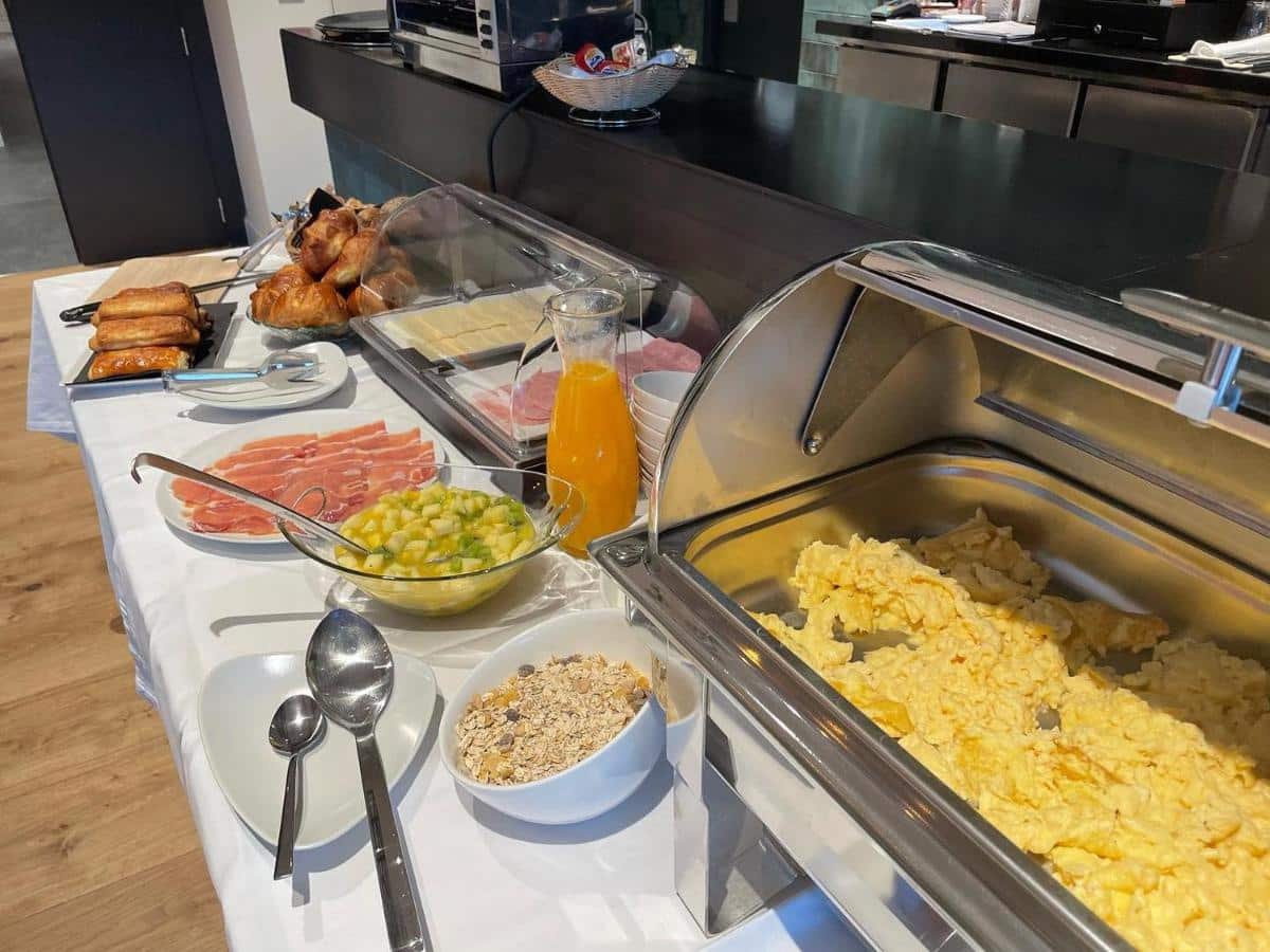 Hotel de 15 habitaciones en Huéneja en venta con piscina - 2.600.000 € (Ref: 9479558)