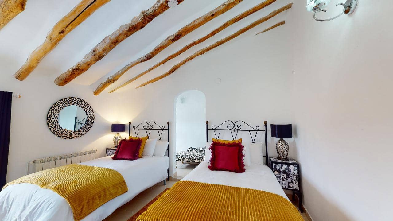 Hotel de 12 habitaciones en Caniles en venta - 1.250.000 € (Ref: 9479559)