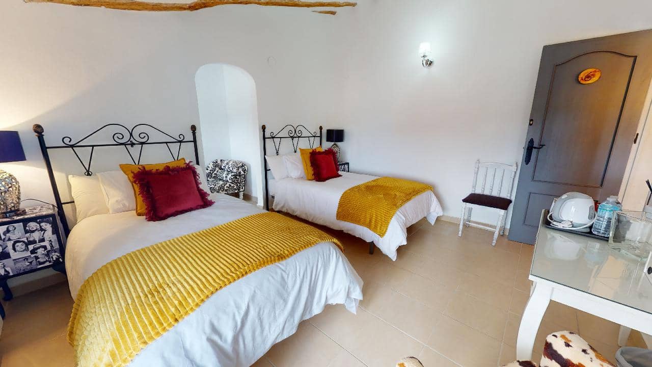 Hotel de 12 habitaciones en Caniles en venta - 1.250.000 € (Ref: 9479559)