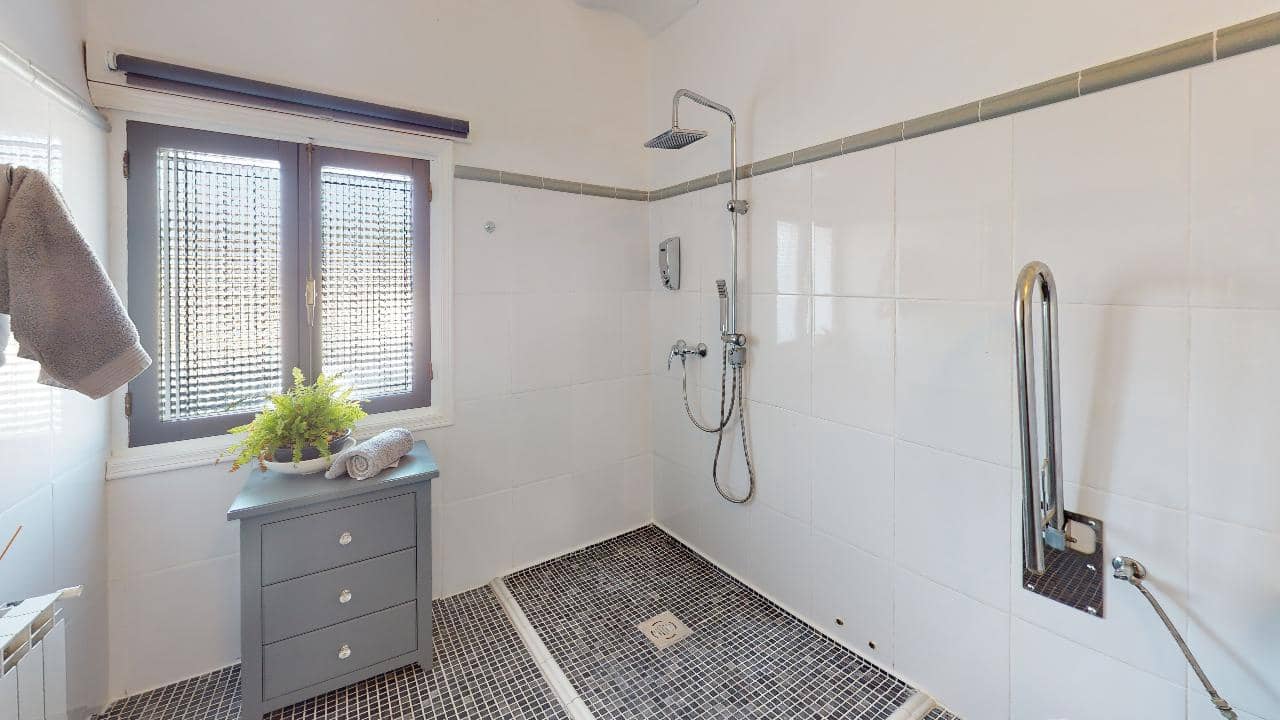 Hotel de 12 habitaciones en Caniles en venta - 1.250.000 € (Ref: 9479559)