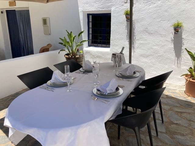 Hotel de 12 habitaciones en Caniles en venta - 1.250.000 € (Ref: 9479559)