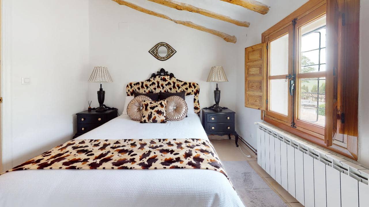 Hotel de 12 habitaciones en Caniles en venta - 1.250.000 € (Ref: 9479559)