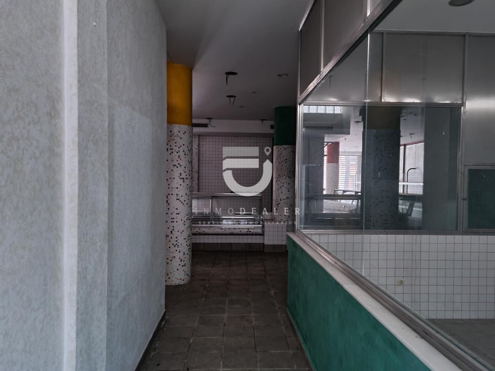 Commercial for sale in Gandia - € 207,000 (Ref: 8582581)