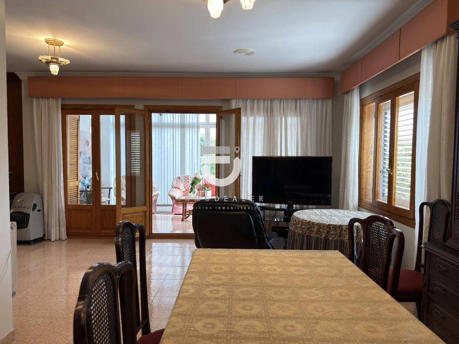 5 makuuhuone Huvila myytävänä paikassa Oliva mukana uima-altaan 
autotalli - 750 000 € (Ref: 9419936)