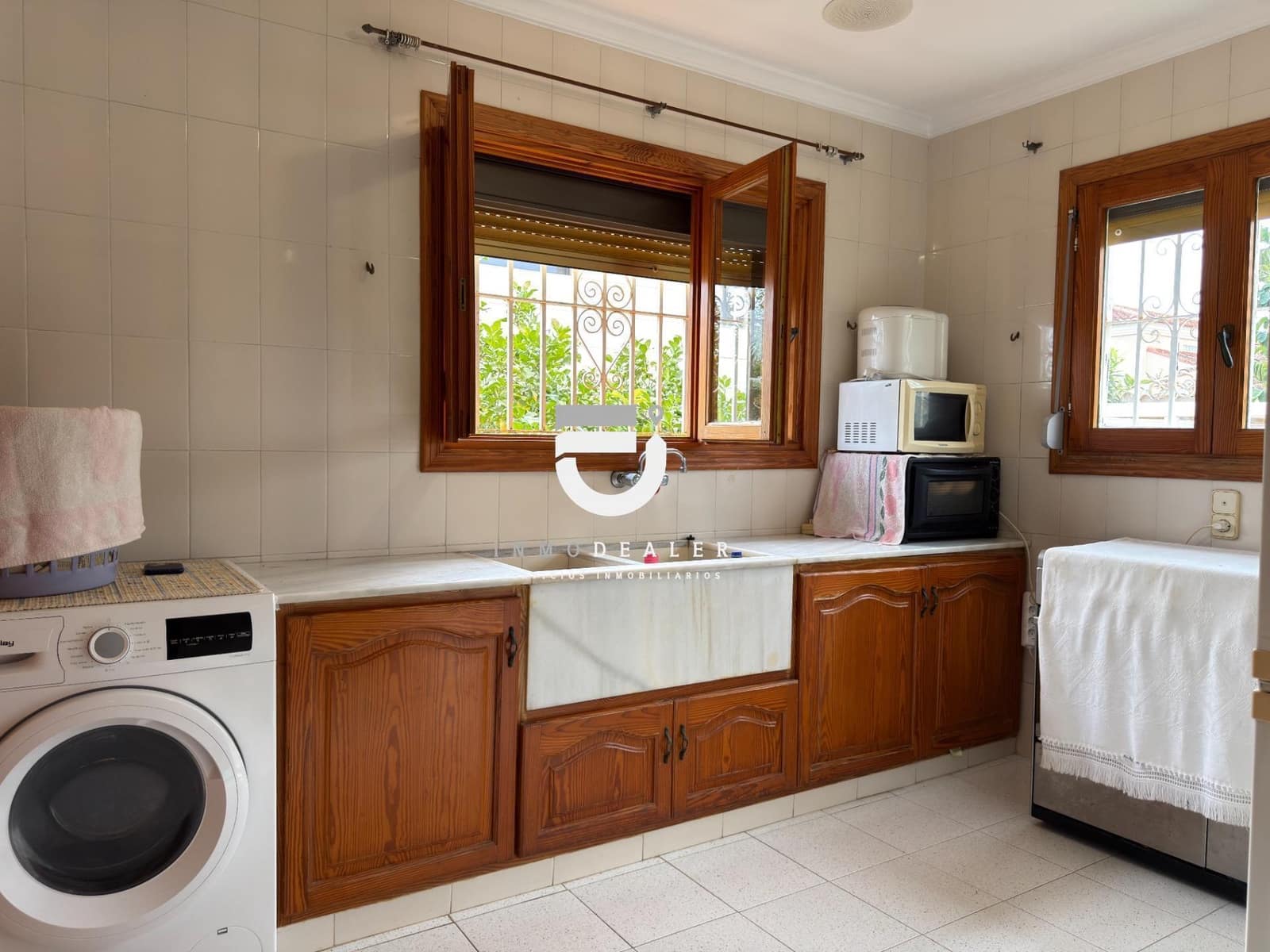 5 makuuhuone Huvila myytävänä paikassa Oliva mukana uima-altaan 
autotalli - 750 000 € (Ref: 9419936)