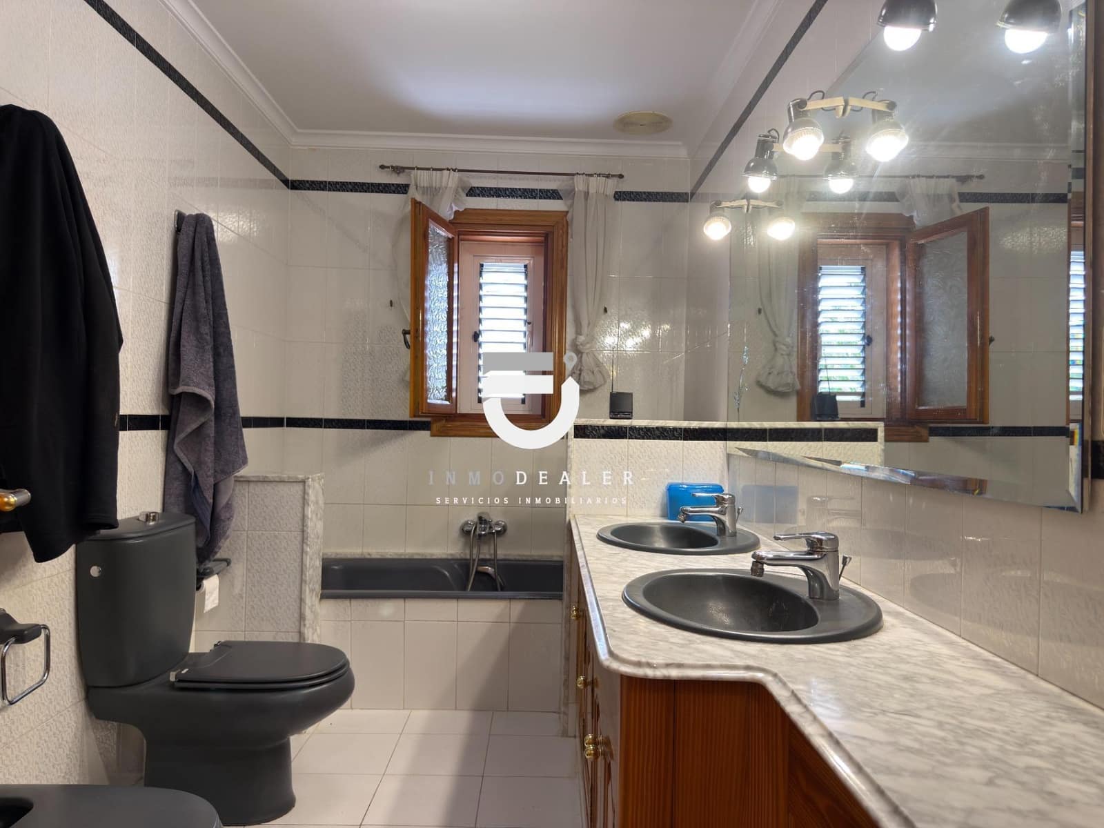 5 makuuhuone Huvila myytävänä paikassa Oliva mukana uima-altaan 
autotalli - 750 000 € (Ref: 9419936)