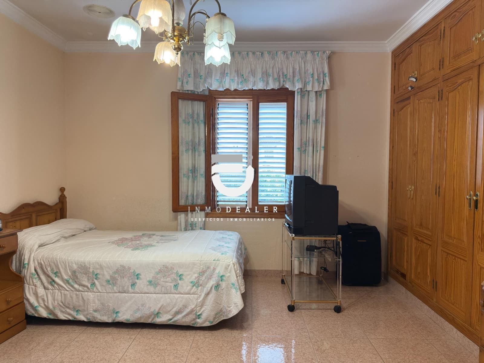 5 makuuhuone Huvila myytävänä paikassa Oliva mukana uima-altaan 
autotalli - 750 000 € (Ref: 9419936)