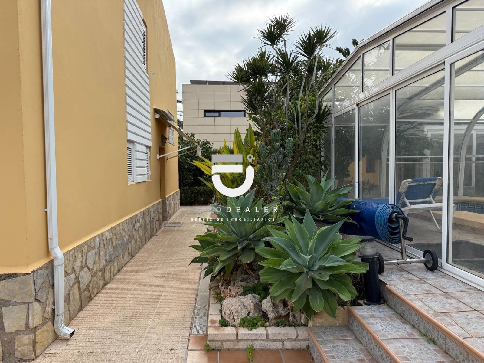 5 makuuhuone Huvila myytävänä paikassa Oliva mukana uima-altaan 
autotalli - 750 000 € (Ref: 9419936)