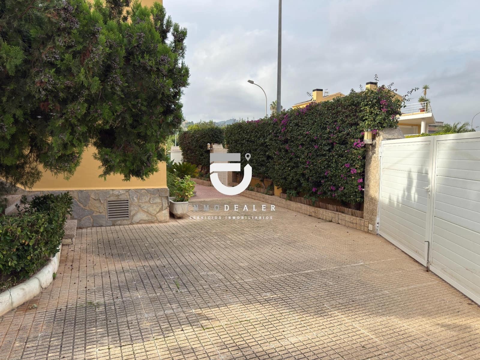 5 makuuhuone Huvila myytävänä paikassa Oliva mukana uima-altaan 
autotalli - 750 000 € (Ref: 9419936)