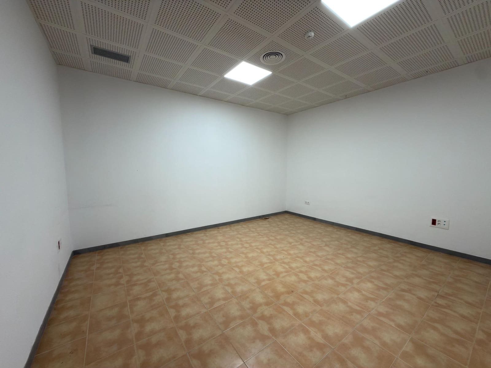 16 quarto Comercial para venda em Gandia - 265 000 € (Ref: 9726823)