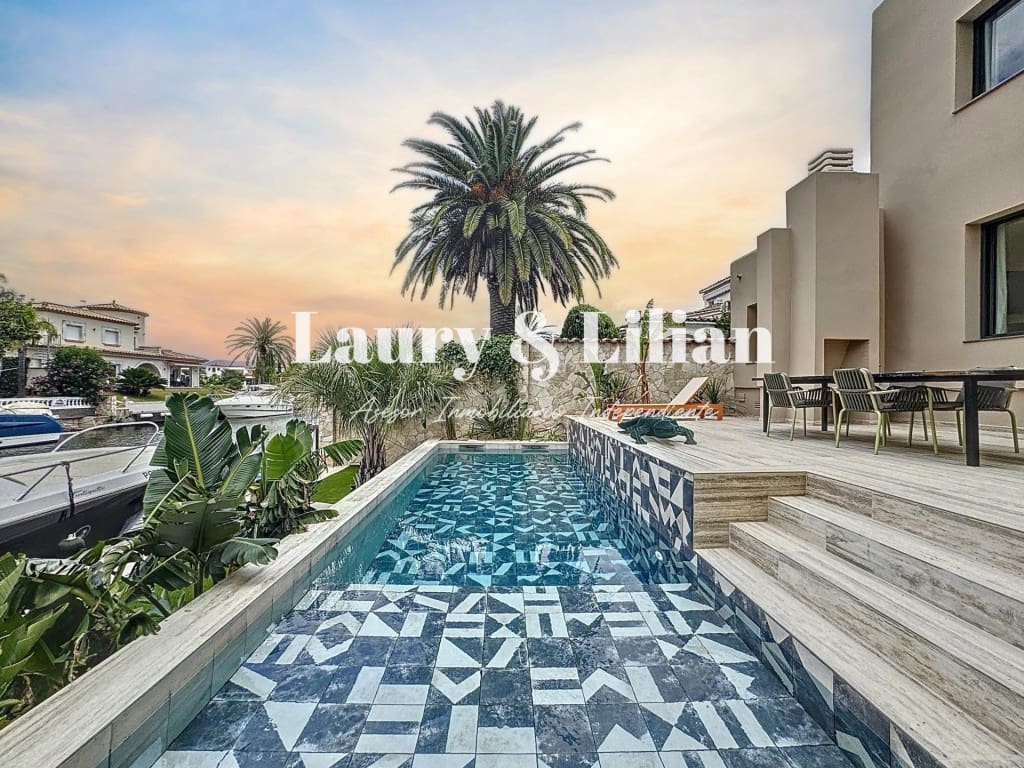 4 soveværelse Villa til salg i Empuriabrava med swimmingpool - € 1.390.000 (Ref: 10003718)