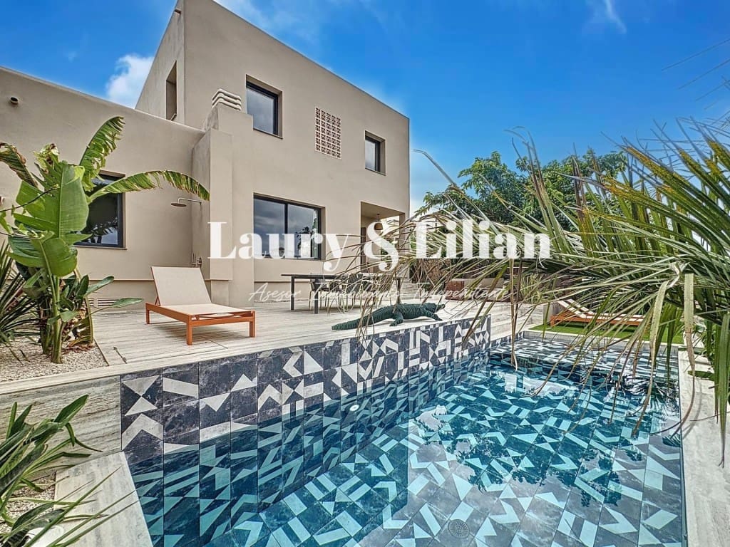 4 soveværelse Villa til salg i Empuriabrava med swimmingpool - € 1.390.000 (Ref: 10003718)