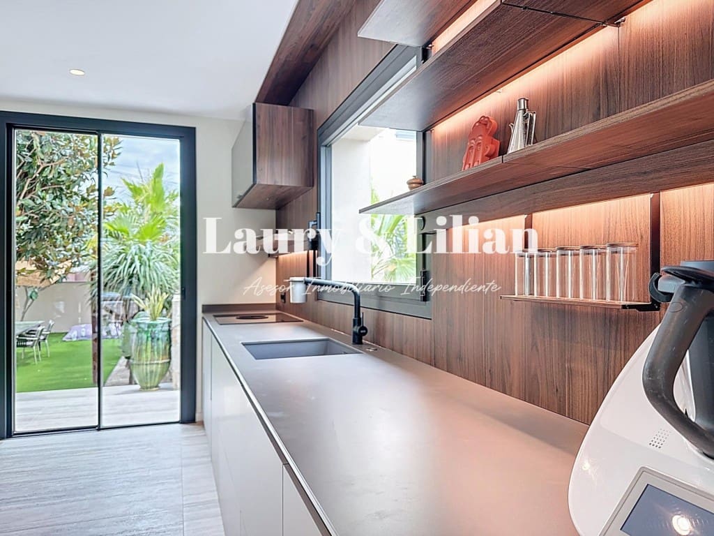 4 soveværelse Villa til salg i Empuriabrava med swimmingpool - € 1.390.000 (Ref: 10003718)