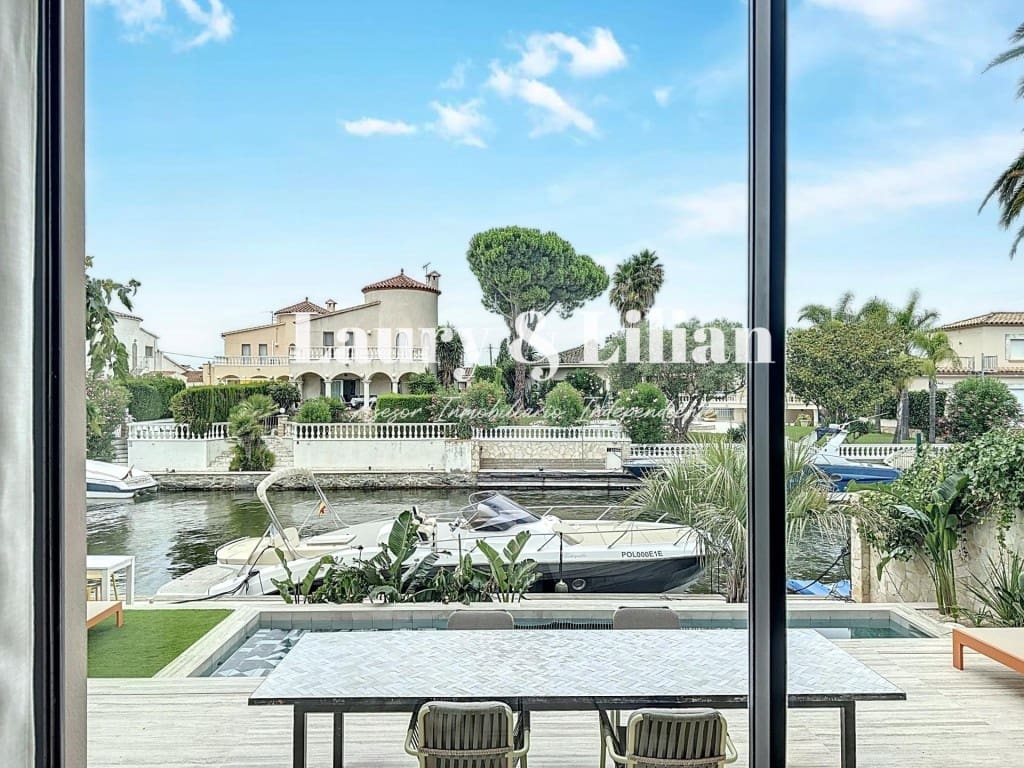 4 soveværelse Villa til salg i Empuriabrava med swimmingpool - € 1.390.000 (Ref: 10003718)