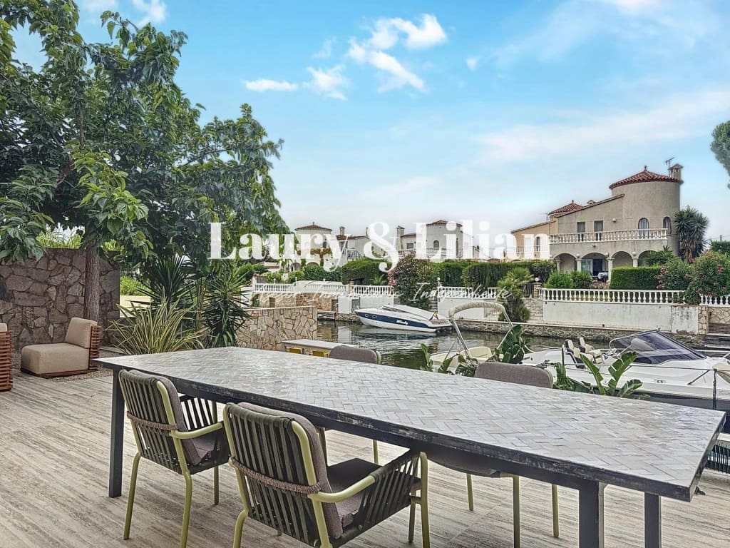 4 soveværelse Villa til salg i Empuriabrava med swimmingpool - € 1.390.000 (Ref: 10003718)