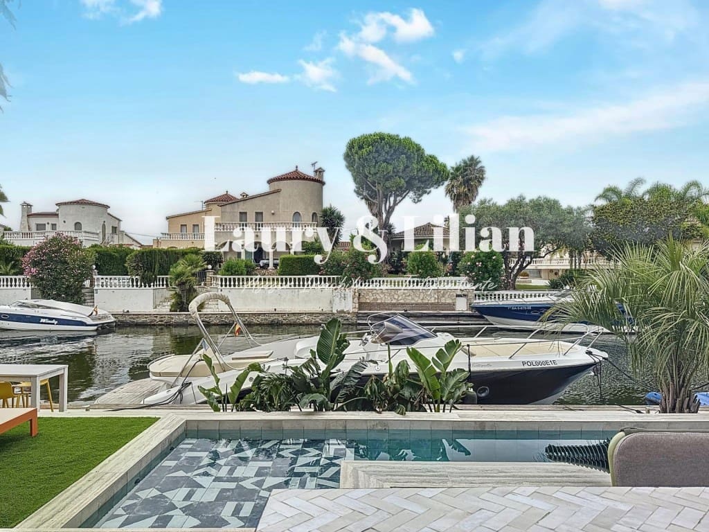 4 soveværelse Villa til salg i Empuriabrava med swimmingpool - € 1.390.000 (Ref: 10003718)