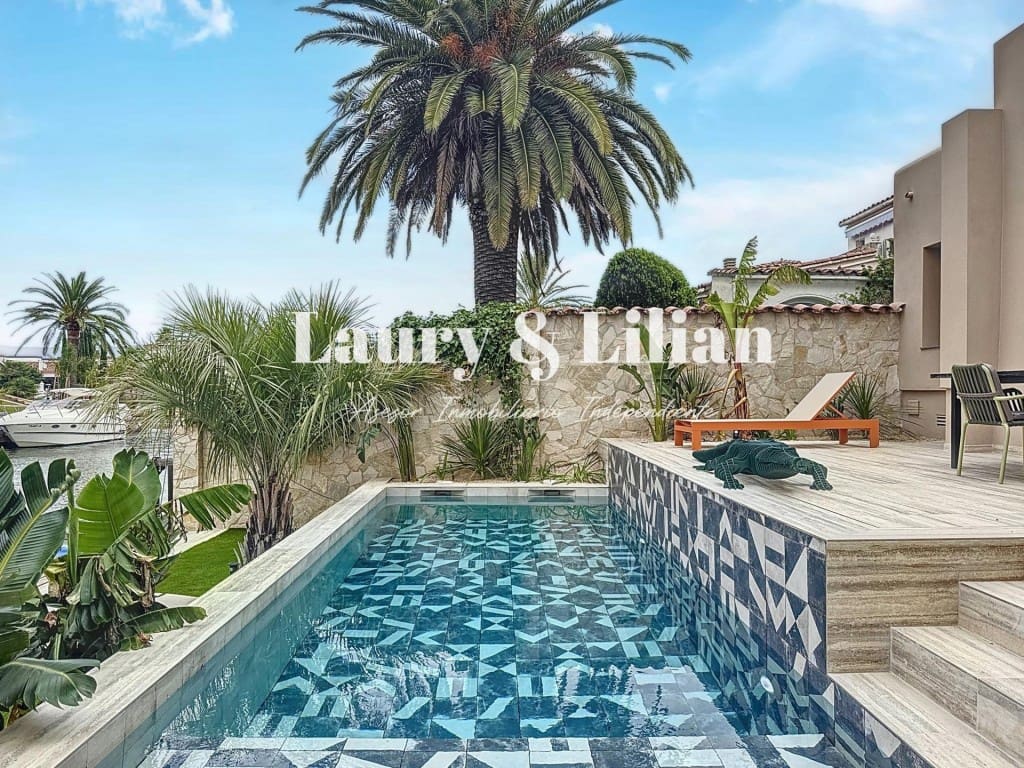 4 soveværelse Villa til salg i Empuriabrava med swimmingpool - € 1.390.000 (Ref: 10003718)