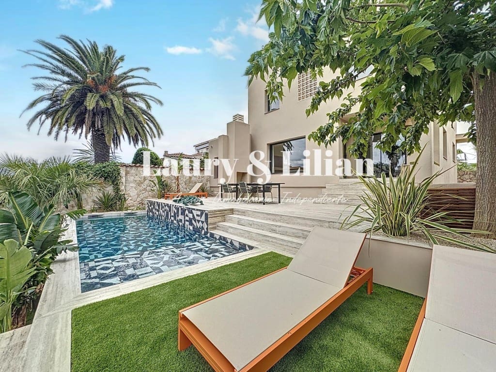 4 soveværelse Villa til salg i Empuriabrava med swimmingpool - € 1.390.000 (Ref: 10003718)