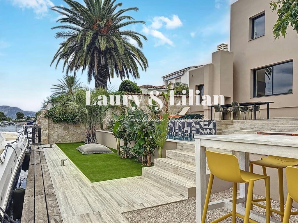 4 soveværelse Villa til salg i Empuriabrava med swimmingpool - € 1.390.000 (Ref: 10003718)