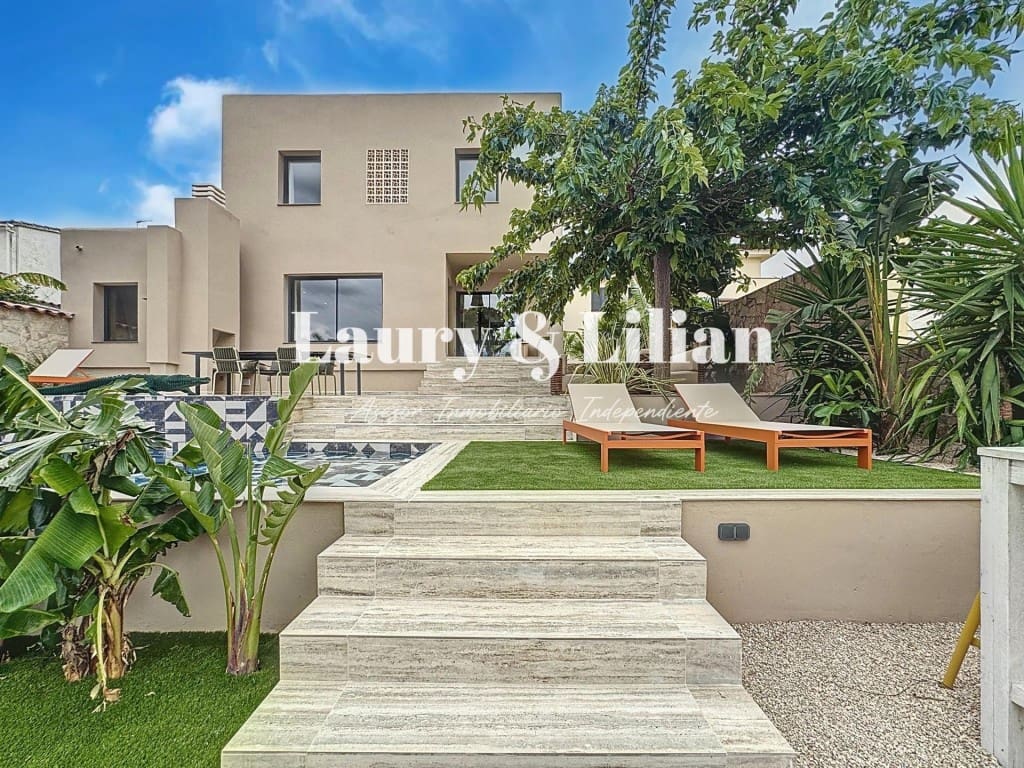 4 soveværelse Villa til salg i Empuriabrava med swimmingpool - € 1.390.000 (Ref: 10003718)