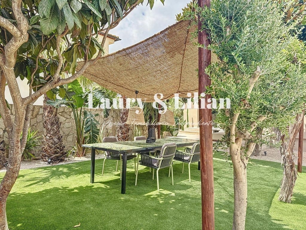 4 soveværelse Villa til salg i Empuriabrava med swimmingpool - € 1.390.000 (Ref: 10003718)