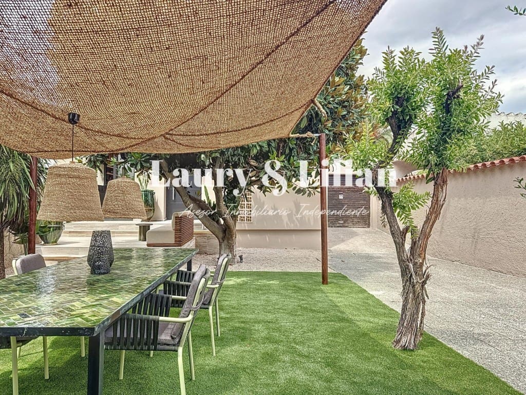 4 soveværelse Villa til salg i Empuriabrava med swimmingpool - € 1.390.000 (Ref: 10003718)